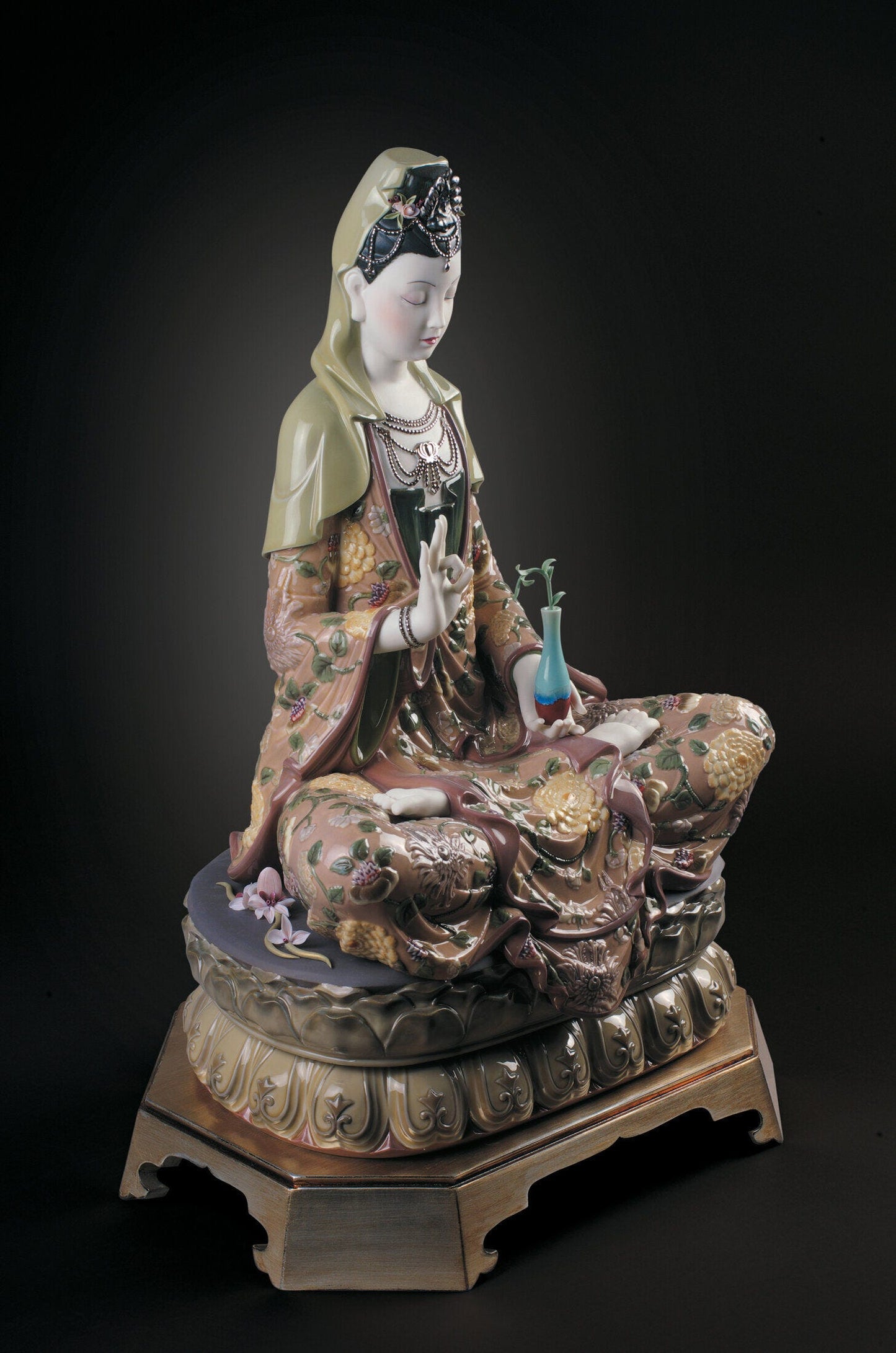 Lladró Kwan Yin Sculpture. Limited Edition FormFluent