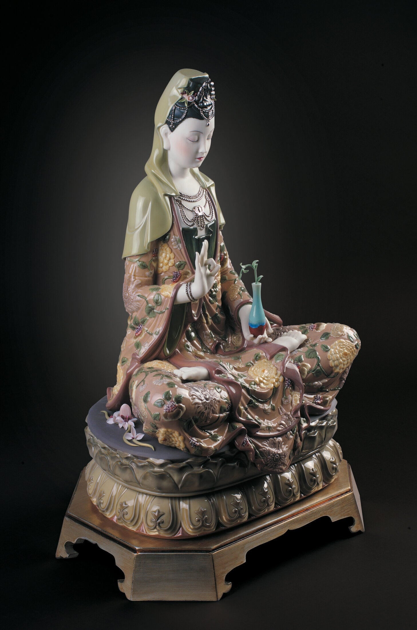 Lladró Kwan Yin Sculpture. Limited Edition   FormFluent