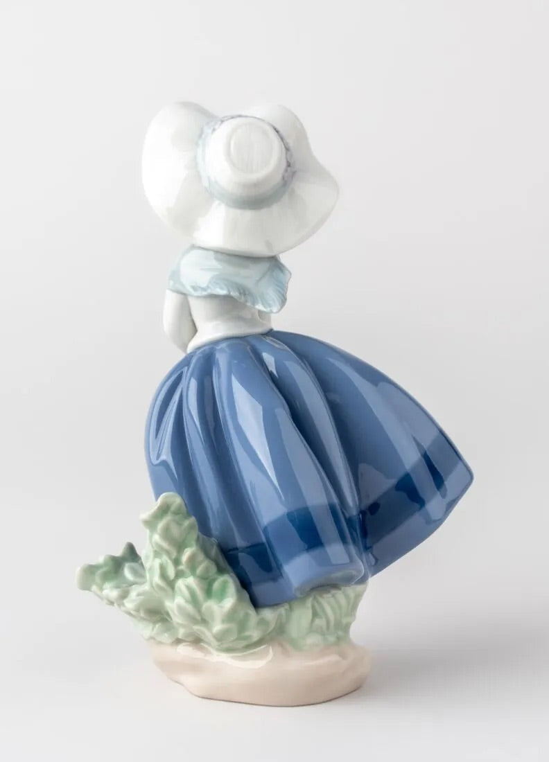 Buy Authentic Lladró Lladró Pretty Pickings Girl Figurine - FormFluent Sydney Australia
