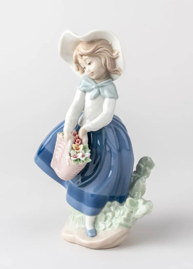 Buy Authentic Lladró Lladró Pretty Pickings Girl Figurine - FormFluent Sydney Australia