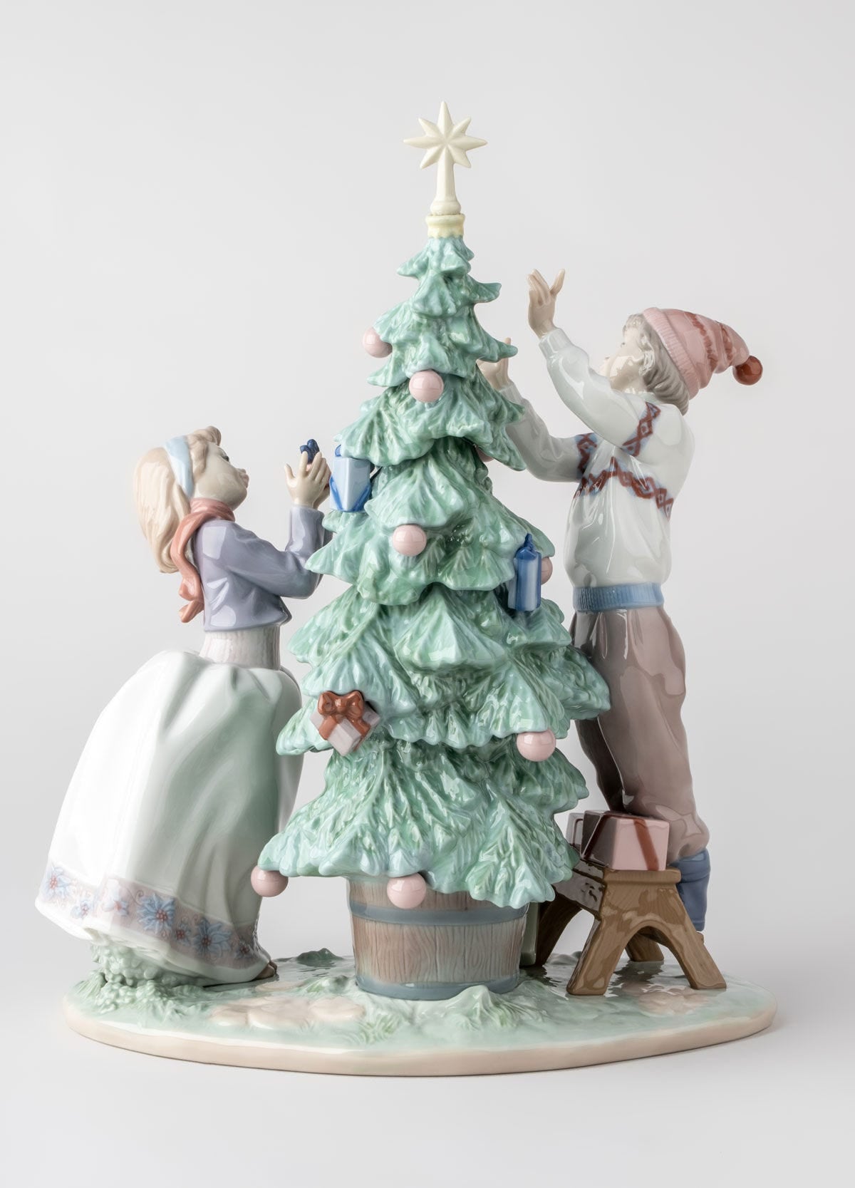 Buy Authentic Lladró Lladró Trimming The Tree Figurine Sculpture - FormFluent Sydney Australia