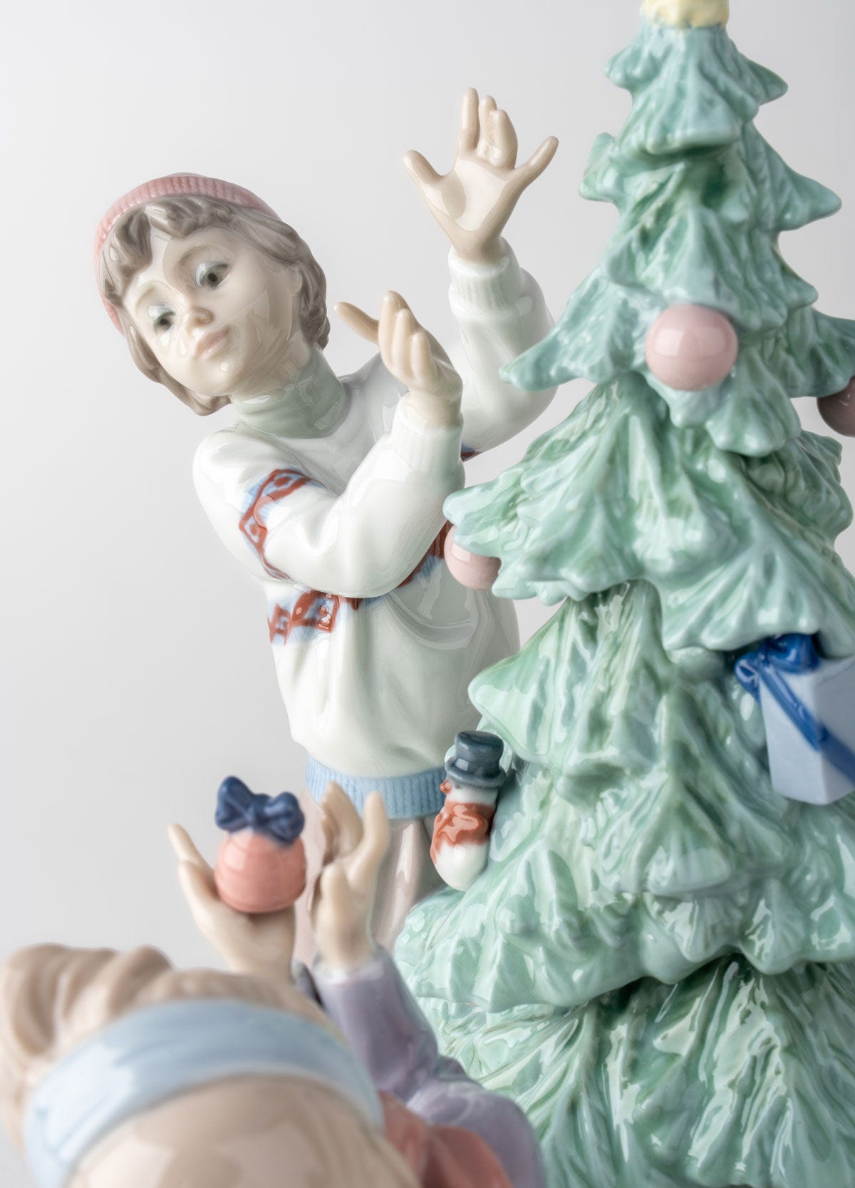 Buy Authentic Lladró Lladró Trimming The Tree Figurine Sculpture - FormFluent Sydney Australia