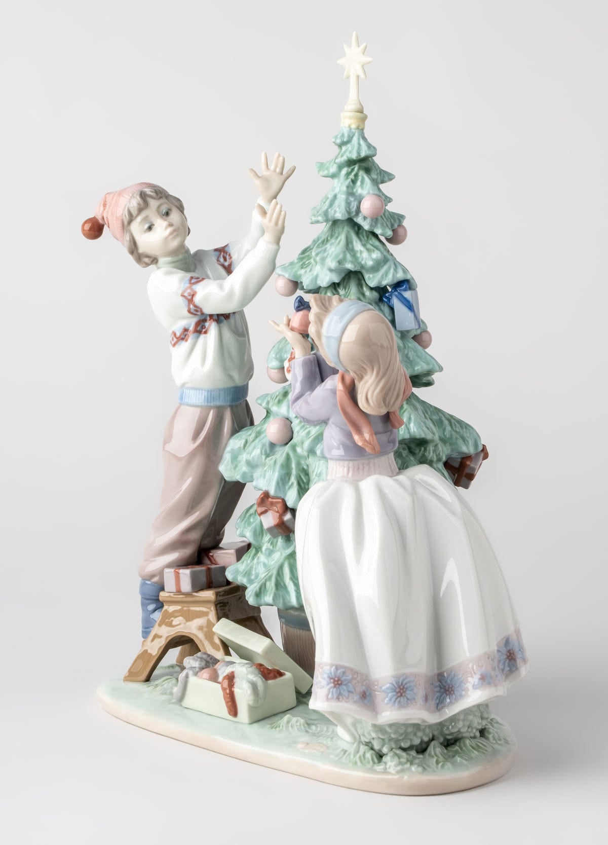 Buy Authentic Lladró Lladró Trimming The Tree Figurine Sculpture - FormFluent Sydney Australia