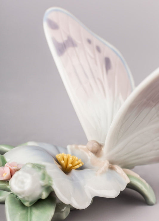 Buy Authentic Lladró Lladró Refreshing Pause Butterfly Figurine Sculpture - FormFluent Sydney Australia