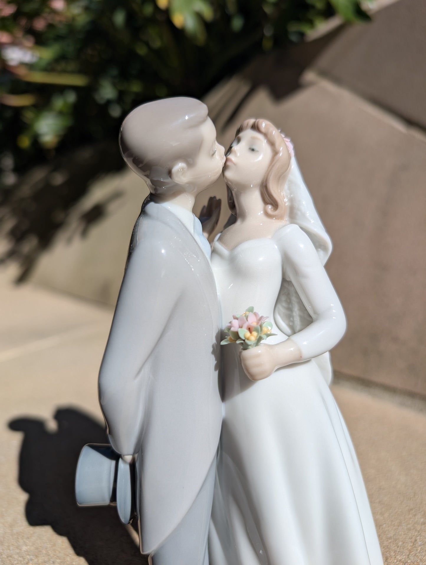 Buy Authentic Lladró Lladró A Kiss to Remember Couple Figurine - FormFluent Sydney Australia
