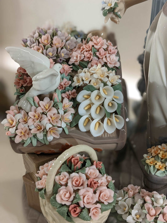 Lladró Flowers for Everyone Sculpture - FormFluent