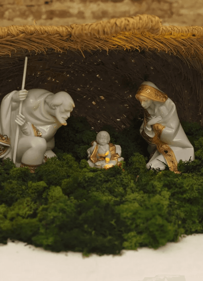Lladró Mary Nativity Figurine Gold Lustre Sculpture by Lladró at FormFluent Sydney, Australia