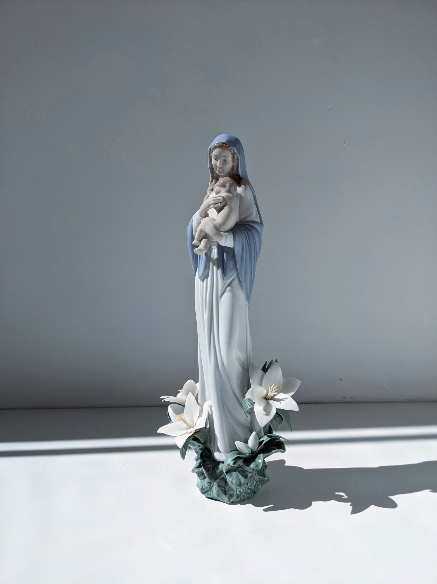 Lladró Madonna of the Flowers Virgin Mary Figurine (with baby Jesus) FormFluent