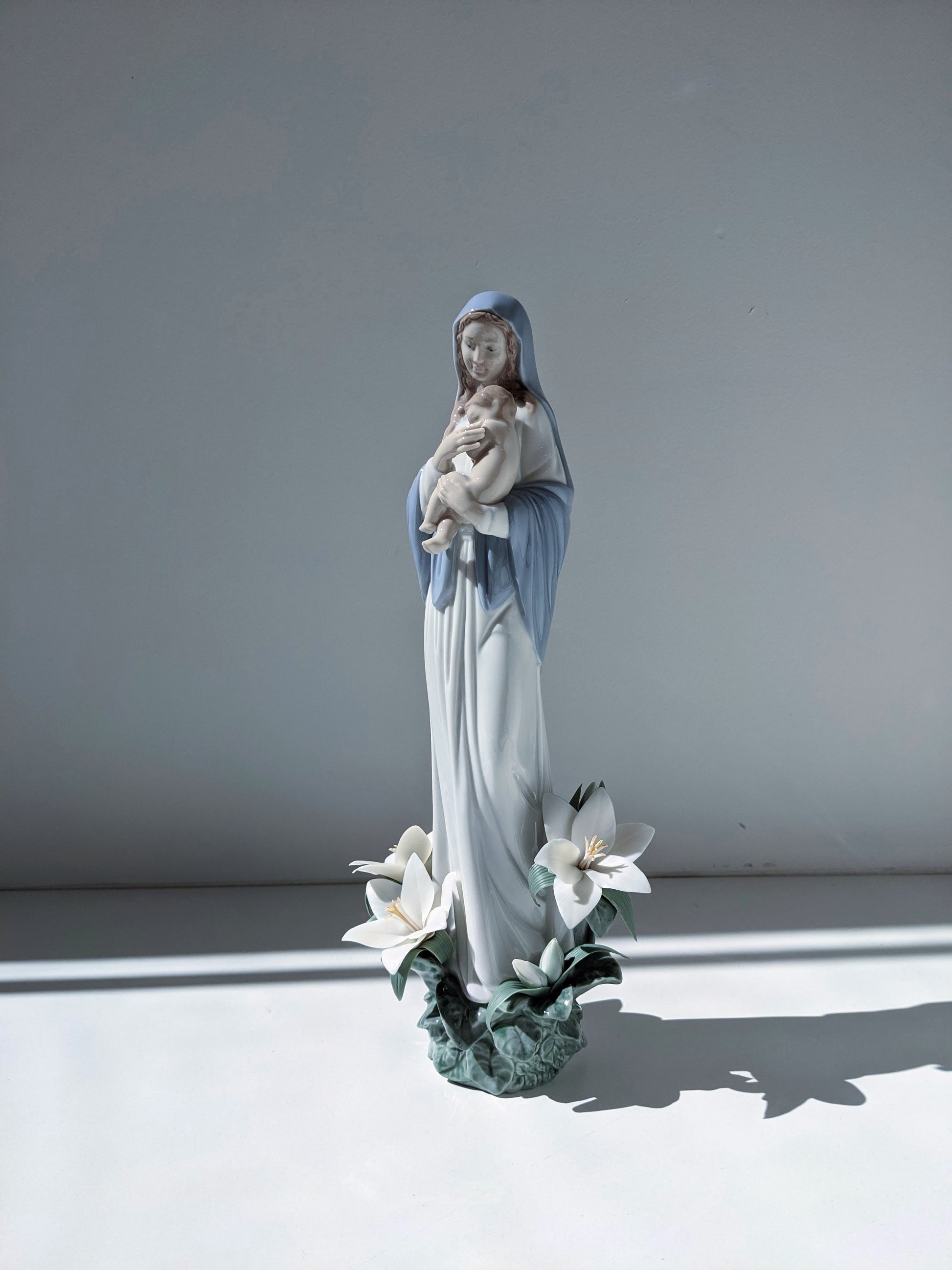 Lladró Madonna of the Flowers Virgin Mary Figurine (with baby Jesus)   FormFluent