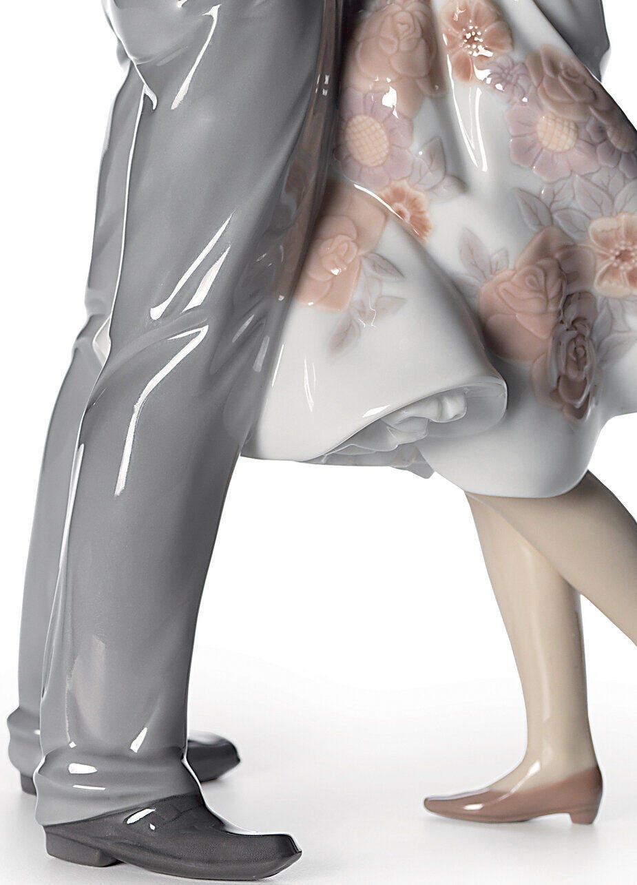 Lladró Happy Encounter Couple Figurine