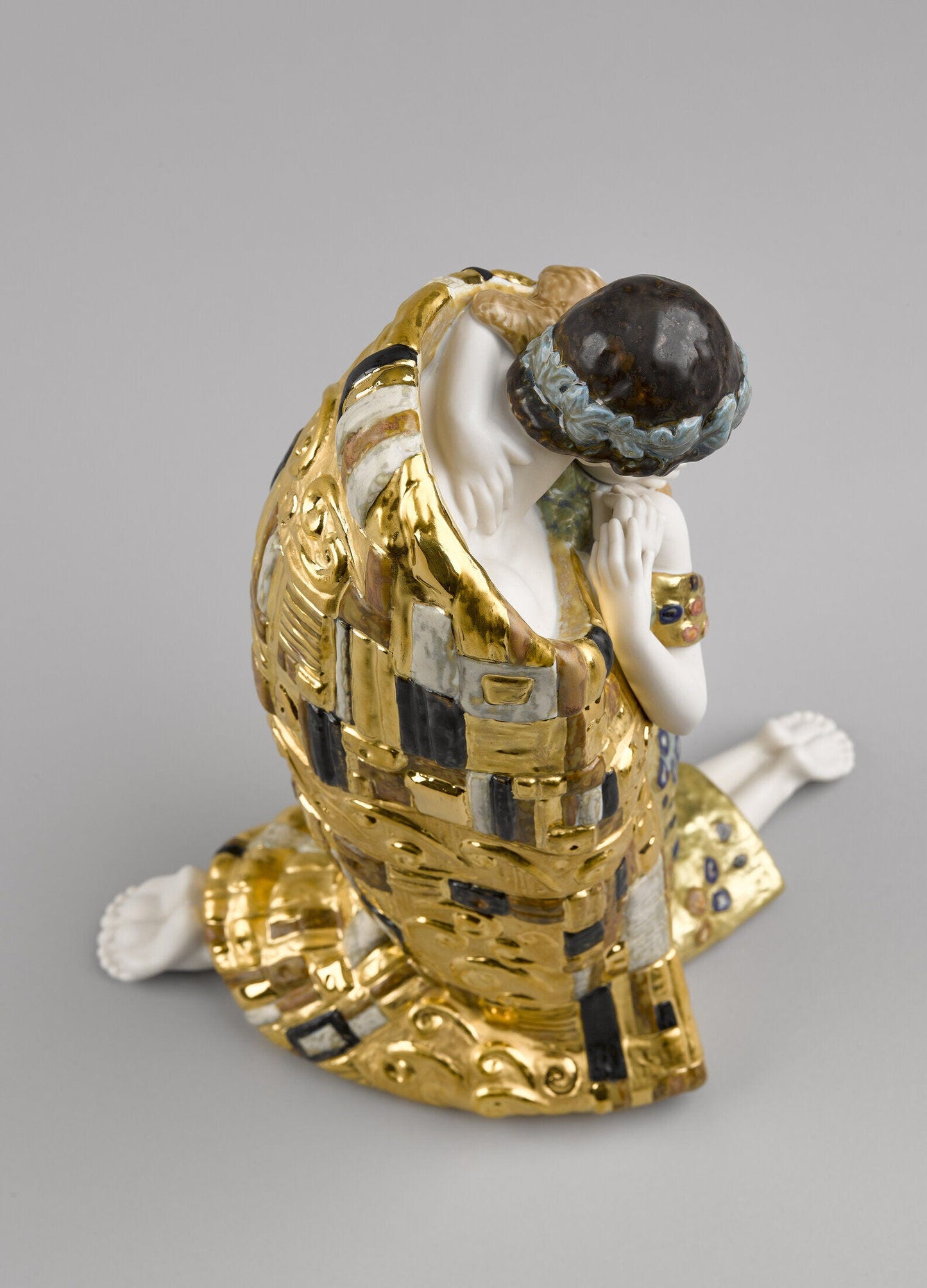 Lladró The Kiss Couple Sculpture Gold Lustre  Sculpture FormFluent