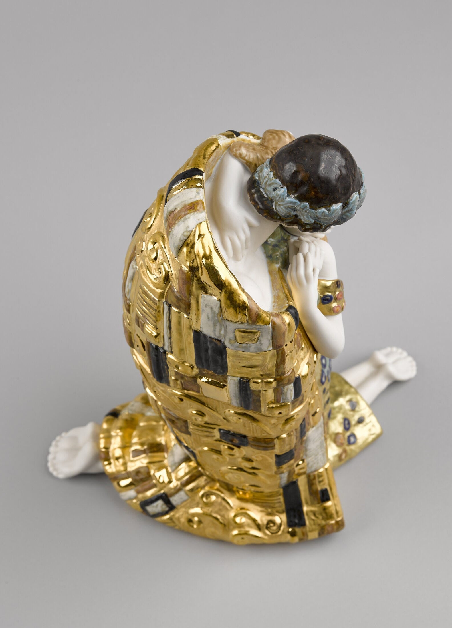 Lladró The Kiss Couple Sculpture Gold Lustre  Sculpture FormFluent