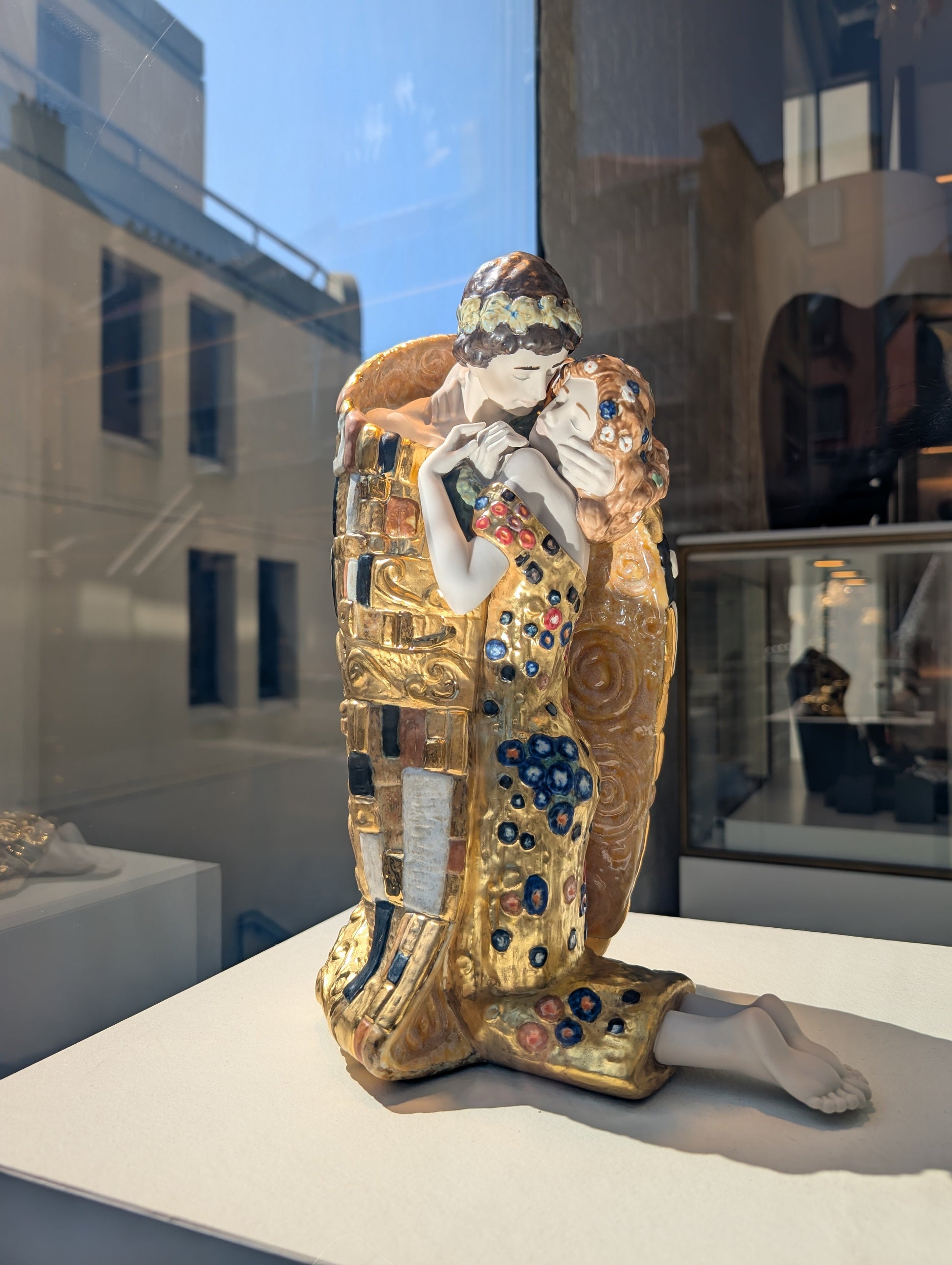 Buy Authentic Lladró Lladró The Kiss Couple Sculpture Gold Lustre Sculpture - FormFluent Sydney Australia