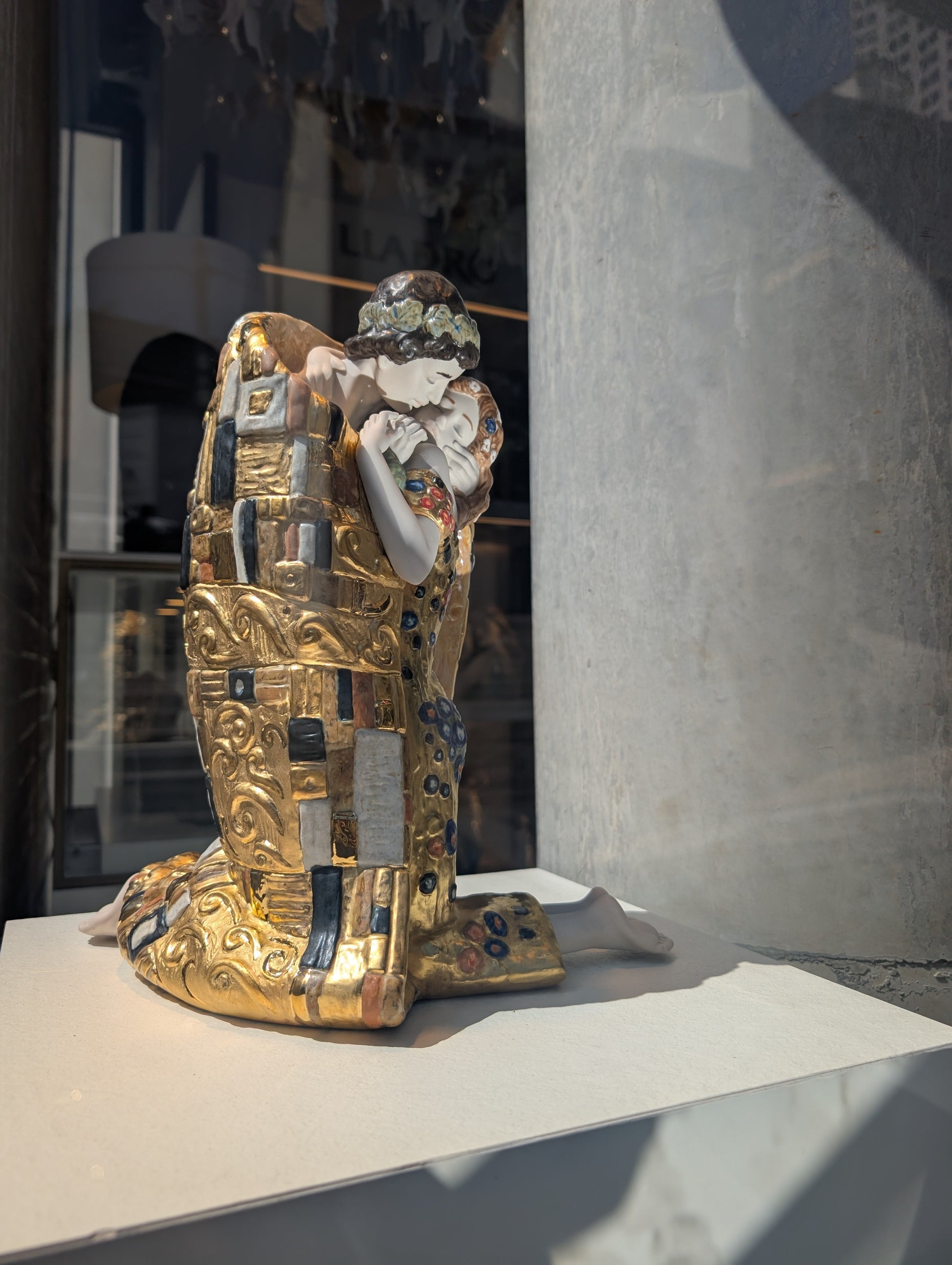 Buy Authentic Lladró Lladró The Kiss Couple Sculpture Gold Lustre Sculpture - FormFluent Sydney Australia