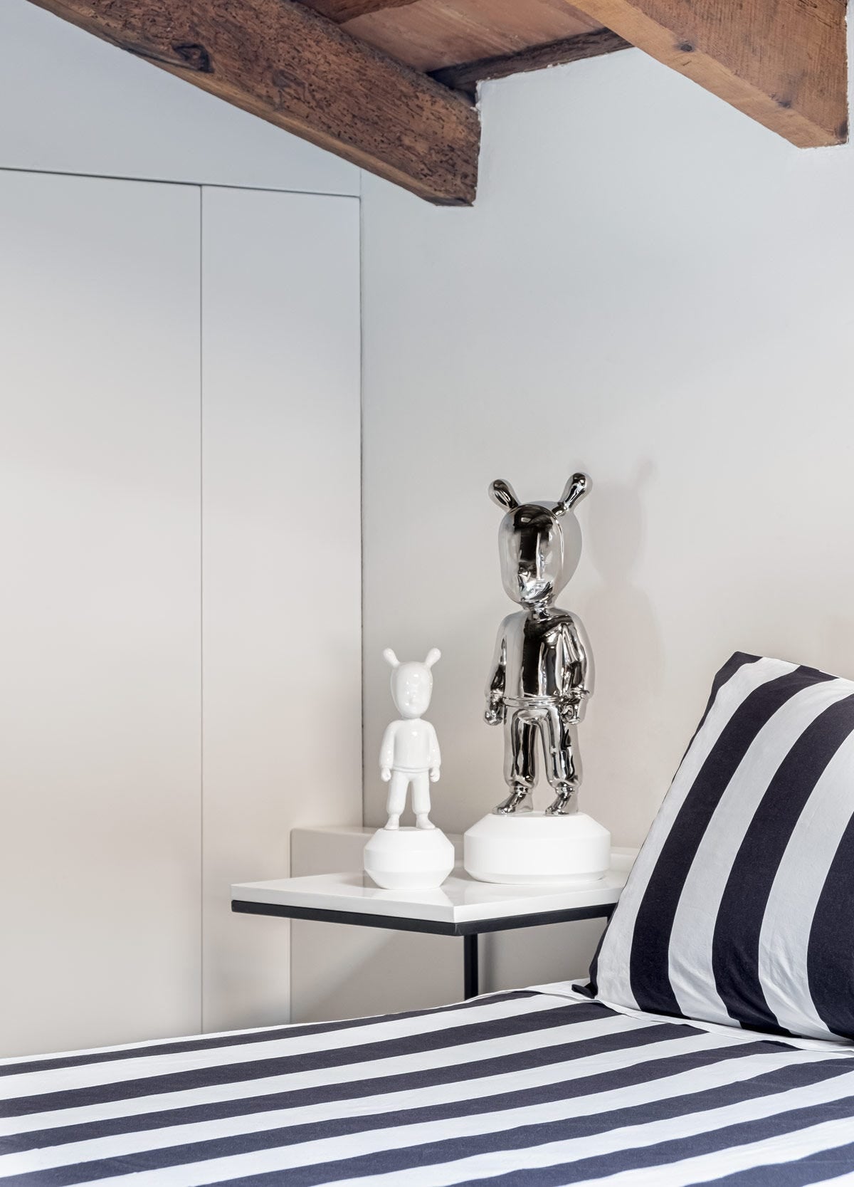 Lladró The Silver Guest Sculpture Large Model Sculpture FormFluent