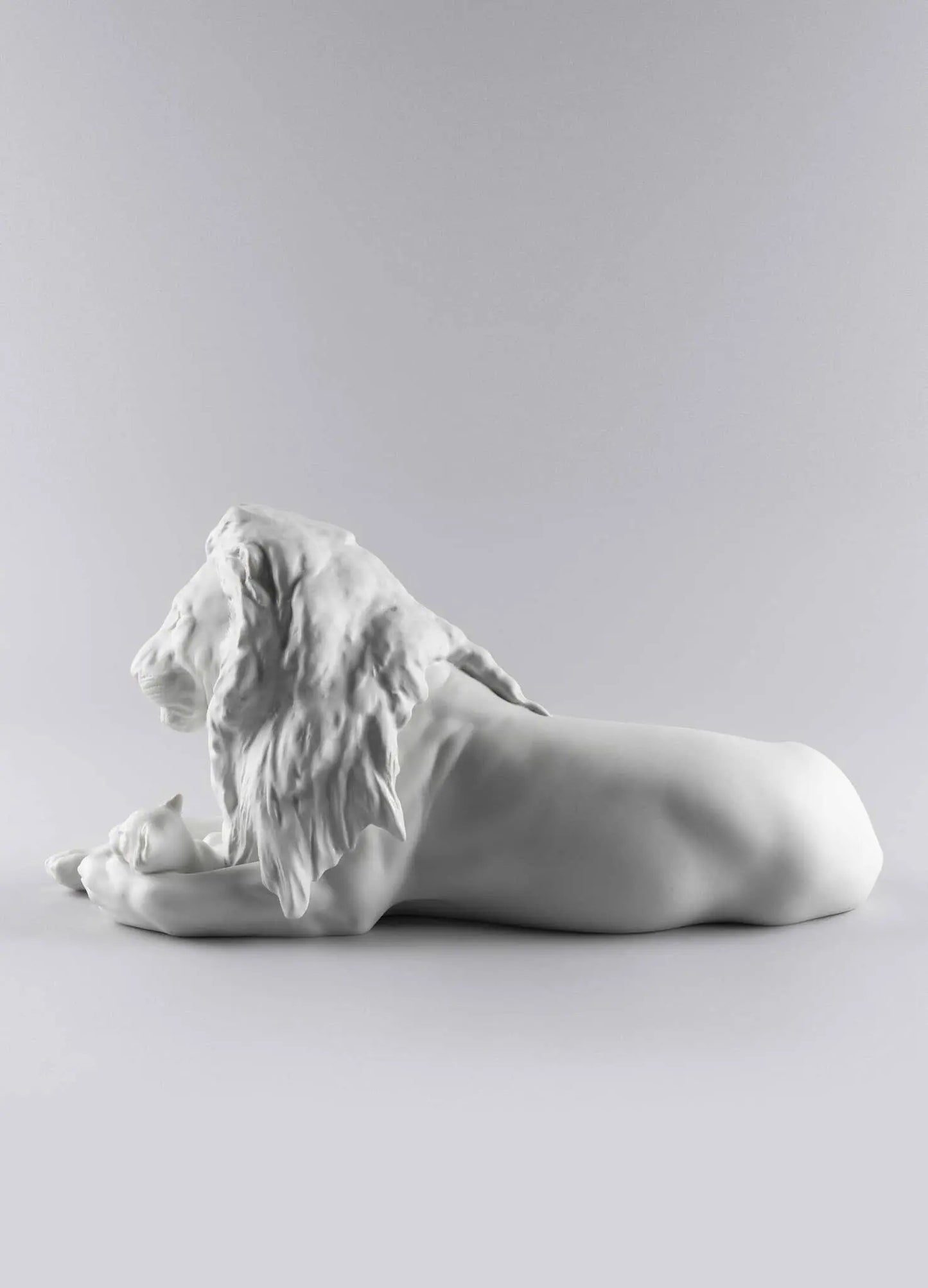 Lladró Lion with Cub Figurine Sculpture by Lladró at FormFluent Sydney, Australia