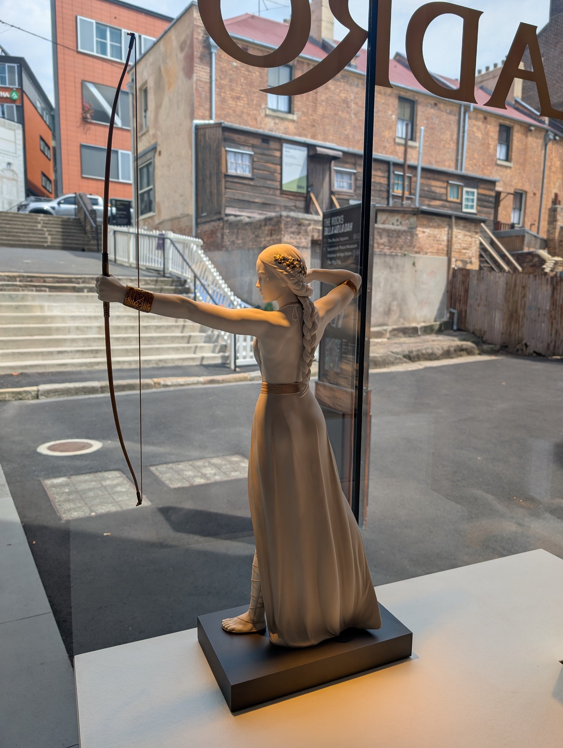 Buy Authentic Lladró Lladró Diana / Artemis Sculpture  - FormFluent Sydney Australia