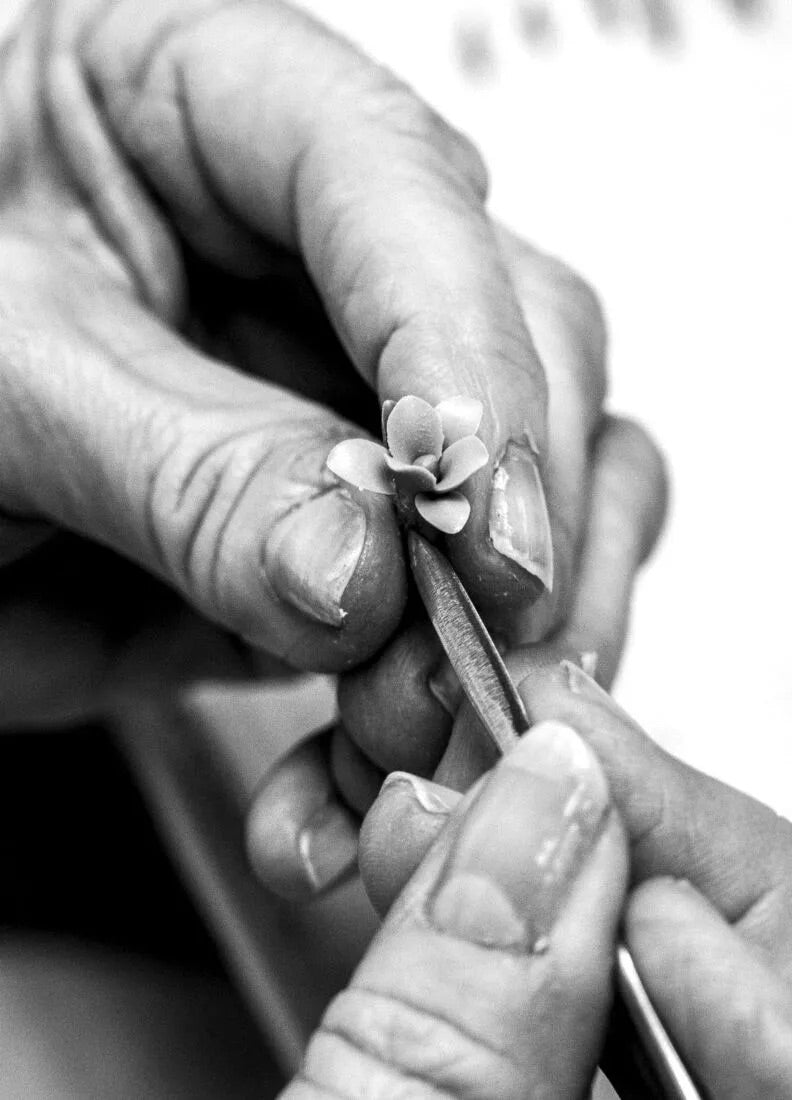 Buy Authentic Lladró Lladró Spring Has Come Girl Figurine - FormFluent Sydney Australia