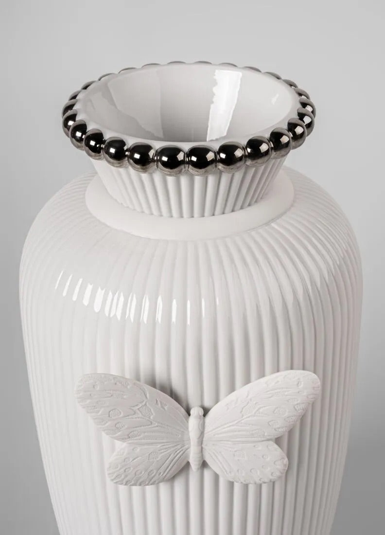 Buy Authentic Lladró Lladró Lady Luck by Olga Hanono Vase Vase - FormFluent Sydney Australia