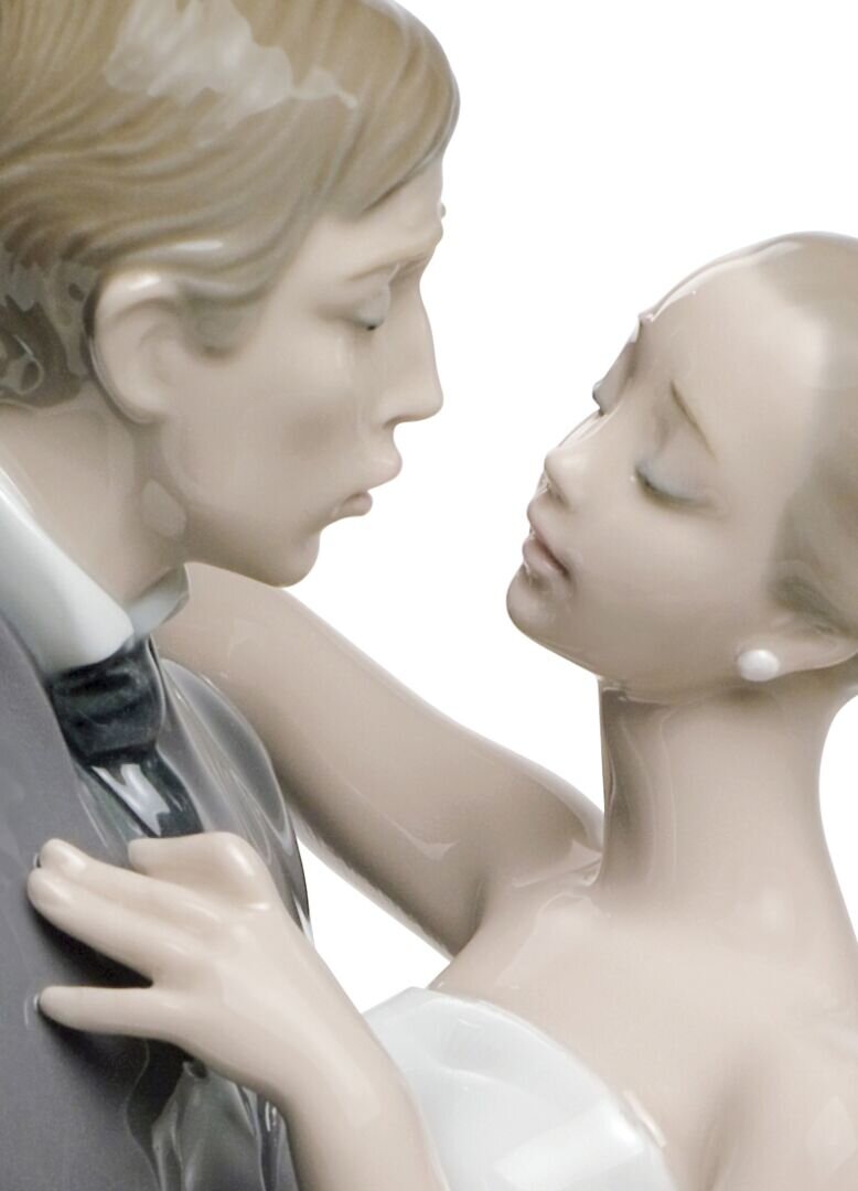 Lover's Waltz Couple Figurine - FormFluent
