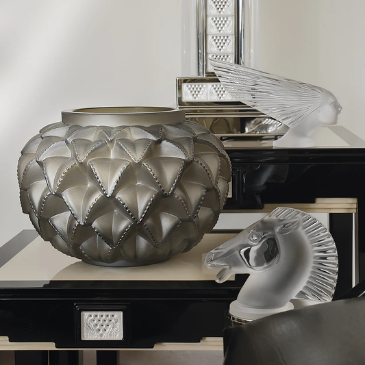 Crystal car mascot of a woman’s windswept face, symbolising peace and speed, designed by Lalique in 1928 to honor the WWI armistice anniversary.