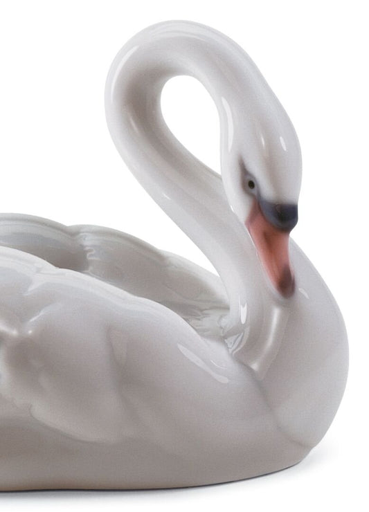 Lladró Elegant Swan Figurine   FormFluent