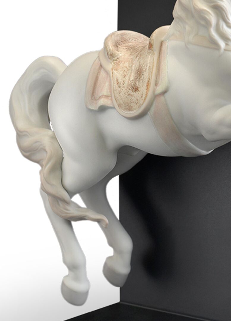 Lladró Horse on Courbette table lamp with elegant porcelain design for stylish lighting