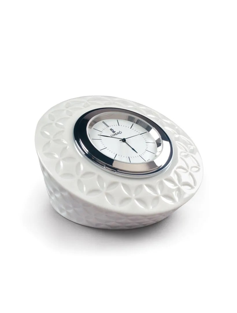 Infinite Round Clock - FormFluent