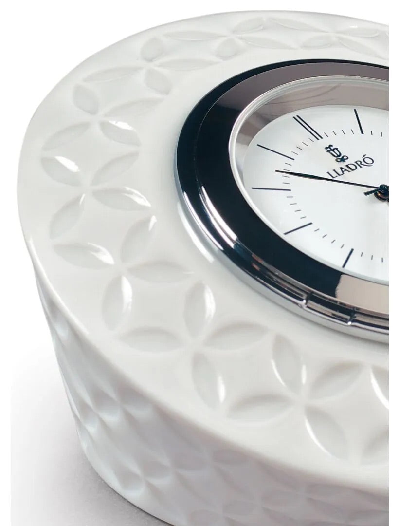 Infinite Round Clock - FormFluent
