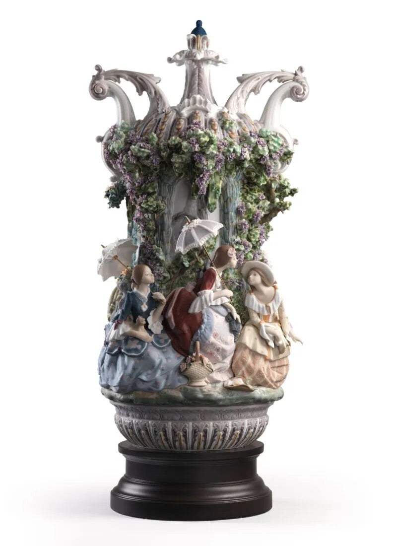 Lladró Ladies from Aranjuez Vase. Limited Edition FormFluent
