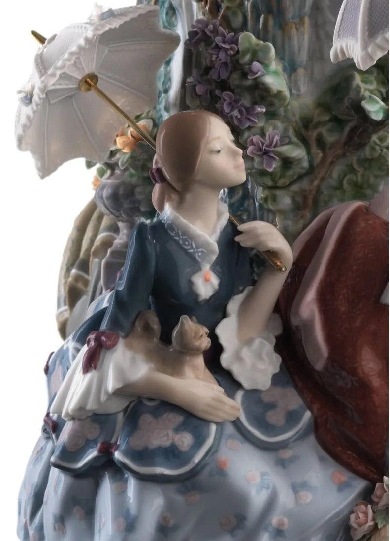 Lladró Ladies from Aranjuez Vase. Limited Edition FormFluent