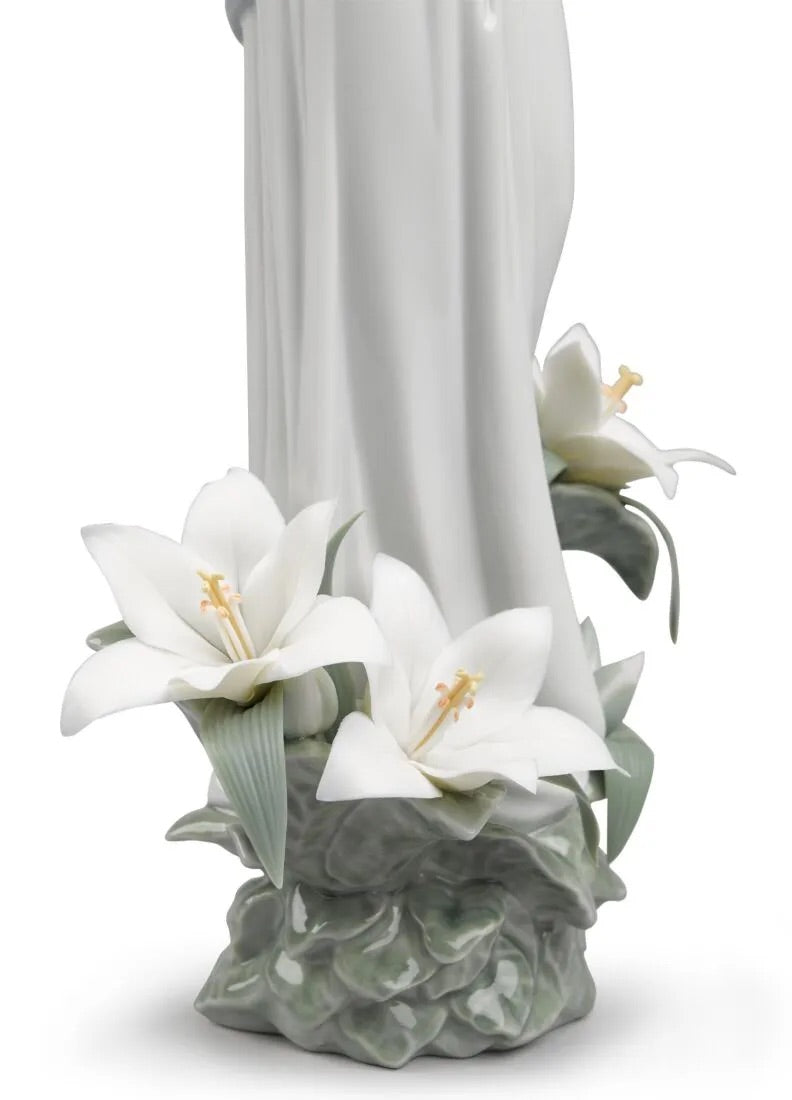 Lladró Madonna of the Flowers Virgin Mary Figurine (with baby Jesus)   FormFluent