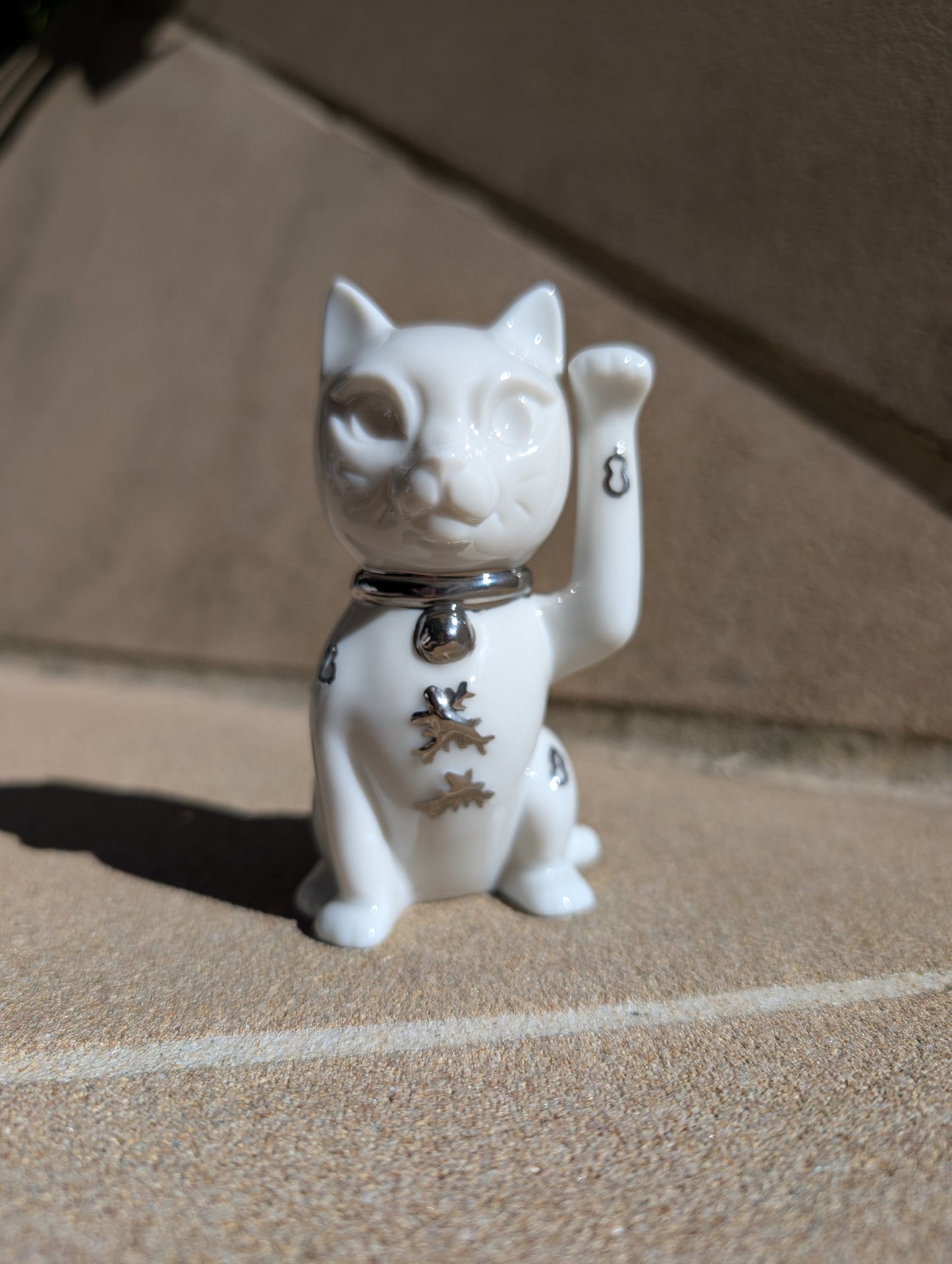 Lladró Lladró Maneki Neko Cat Figurine (Silver lustre) - FormFluent Sydney Australia