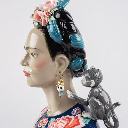 Frida Kahlo 4 Reasons Why She Is a Feminist Icon - 01002026 Lladro Frida Kahlo Figurine Blue Limited Edition - Side (2)
