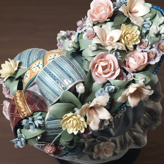 Porcelain And Colour Why Lladro Porcelain Retains Its Colour Over Time - 01001958 Lladro Venetian Fantasy Woman Sculpture Limited Edition - Top