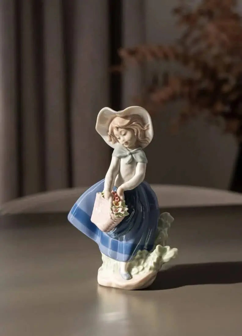 Lladró Pretty Pickings Girl Figurine | FormFluent