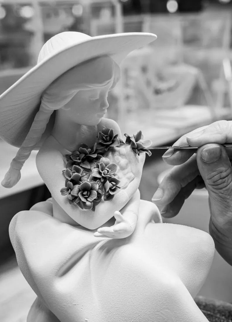 Buy Authentic Lladró Lladró Fragrant Bouquet Girl Sculpture Sculpture - FormFluent Sydney Australia