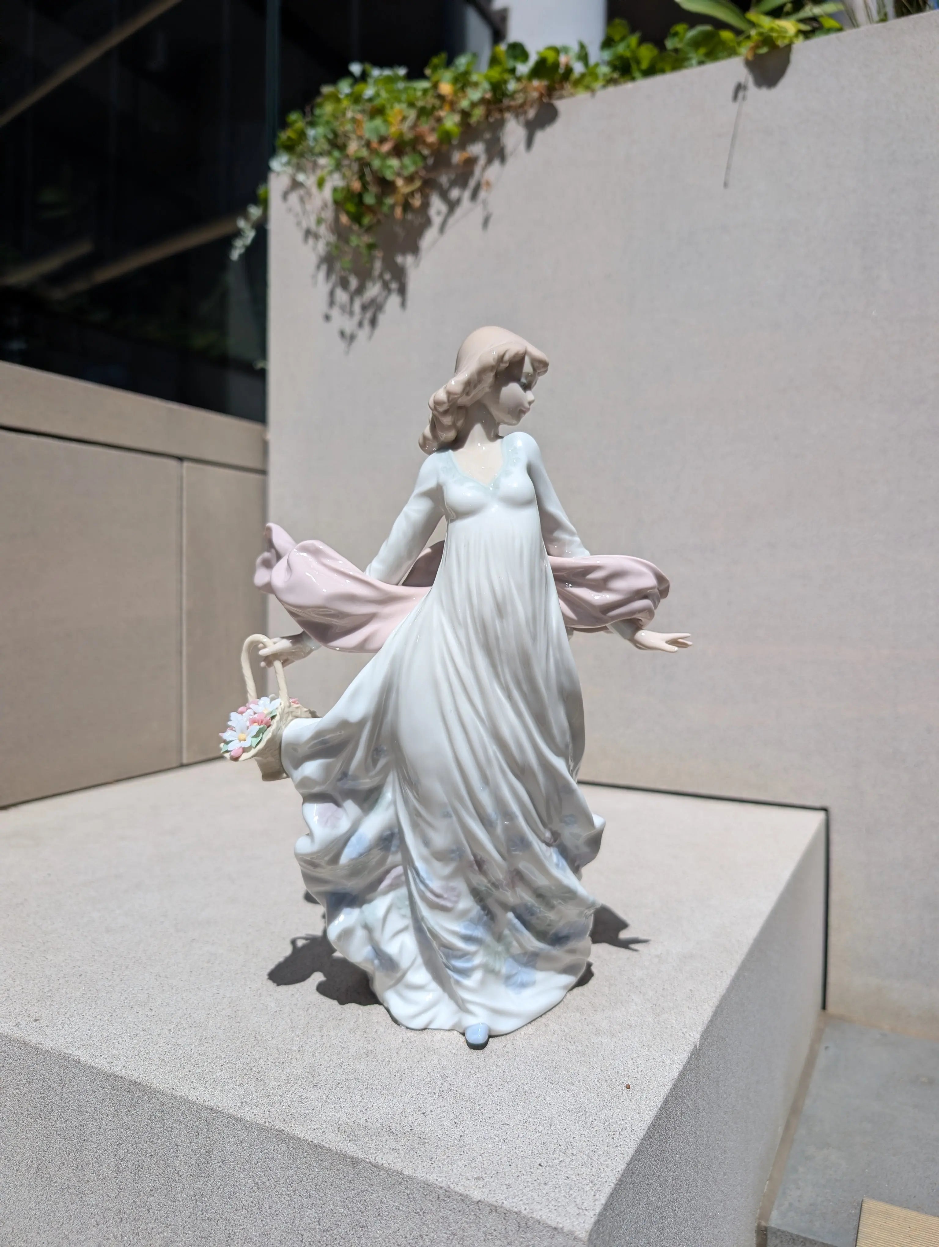 Lladró Spring Splendor Woman Figurine Classic – FormFluent Lladró Spring Splendor Woman Figurine Classic – FormFluent