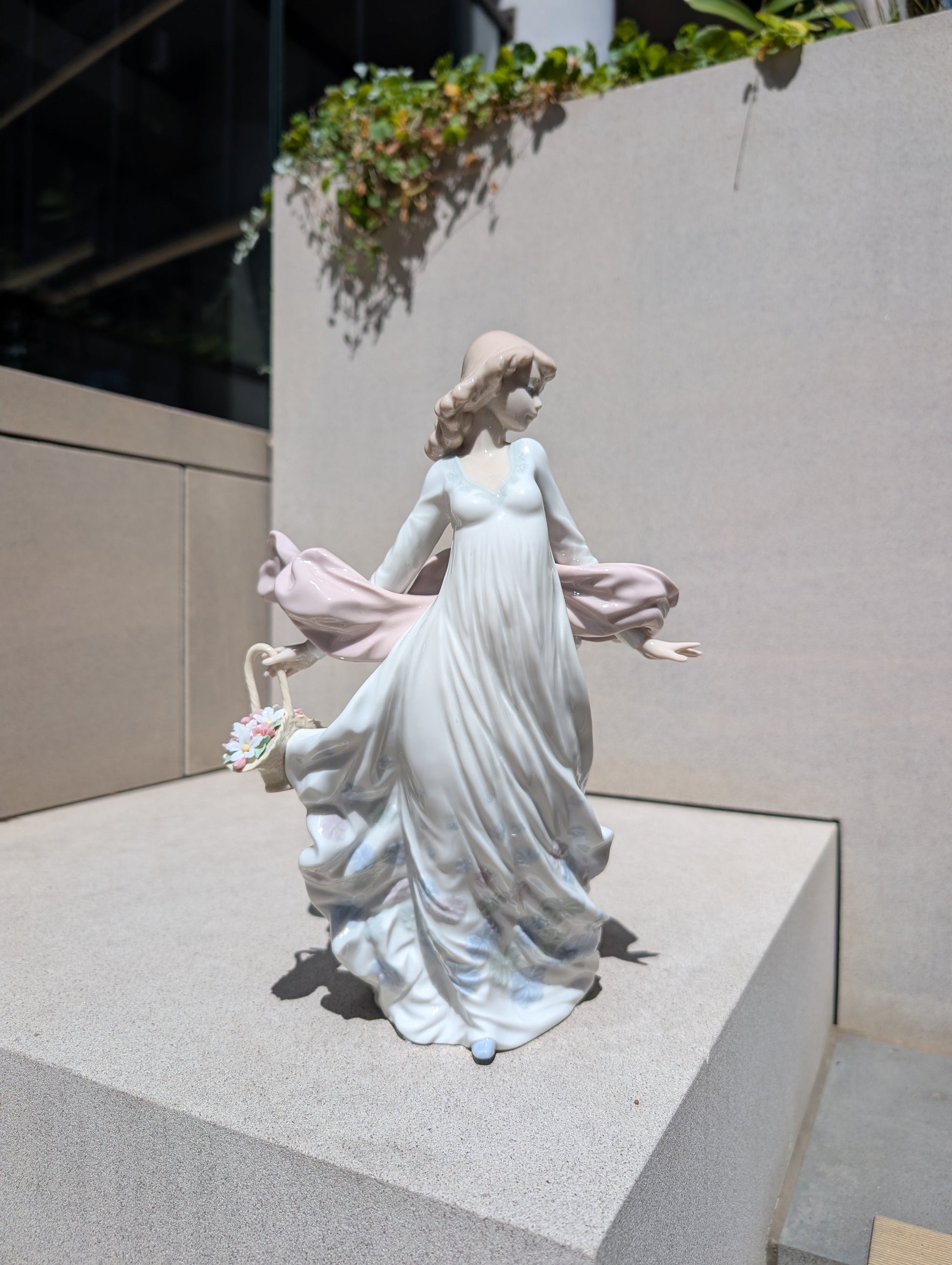 Buy Authentic Lladró Lladró Spring Splendor Woman Figurine  - FormFluent Sydney Australia