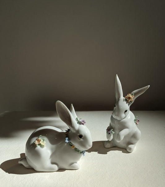 Lladró Attentive Bunny with flower - FormFluent
