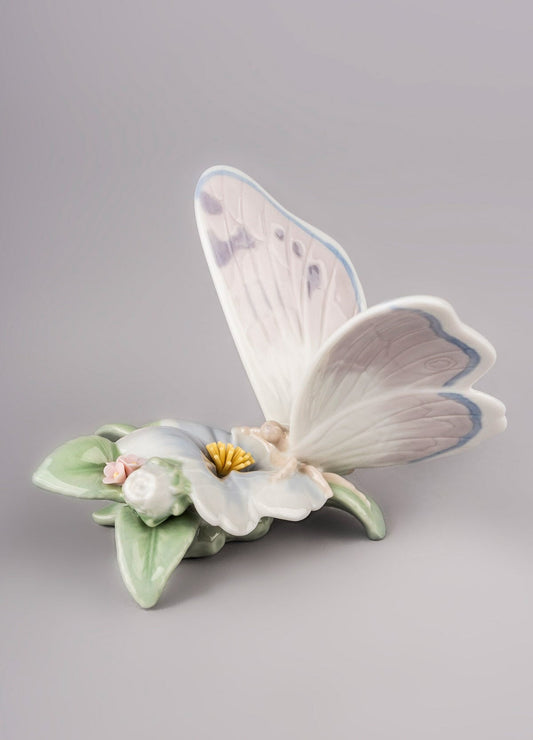Buy Authentic Lladró Lladró Refreshing Pause Butterfly Figurine Sculpture - FormFluent Sydney Australia