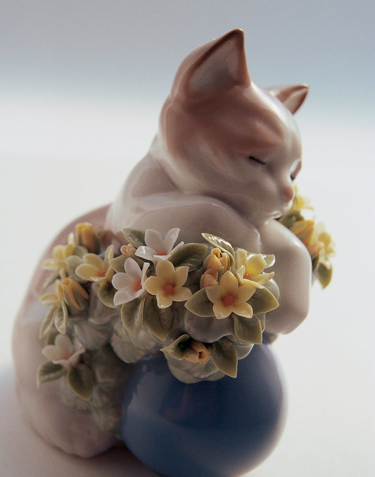 Buy Authentic Lladró Lladró Dreamy Kitten Cat Figurine Sculpture - FormFluent Sydney Australia