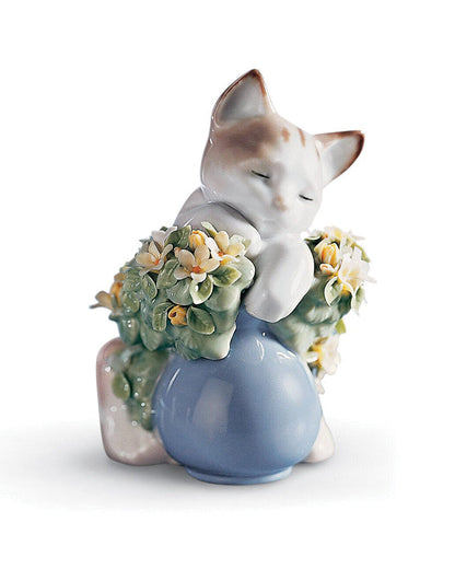 Lladró Dreamy Kitten Cat Figurine Sculpture by  Lladró at   FormFluent Sydney, Australia