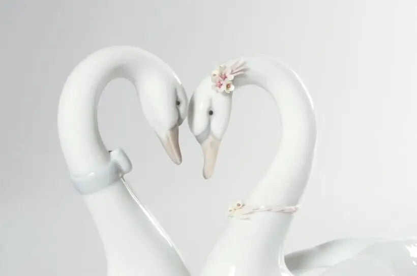 Lladró Endless Love Swans Heart Figurine - Pastel Sculpture by Lladró at  FormFluent