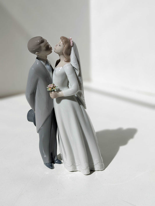 A Kiss to Remember Couple Figurine