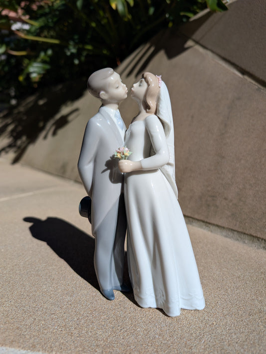 Lladró Lladró A Kiss to Remember Couple Figurine  - FormFluent Sydney Australia
