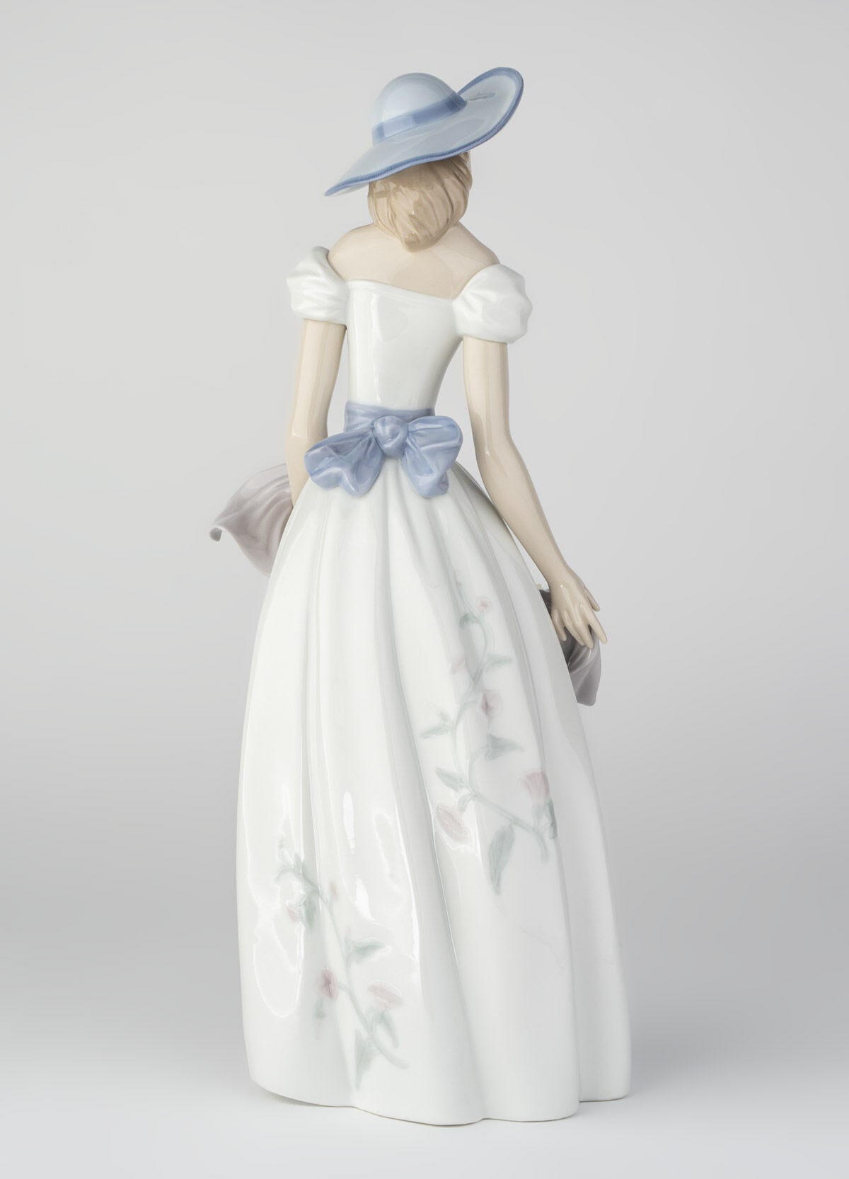  Lladró Fragrances and Colours Woman Figurine Sculpture by Lladró at  FormFluent