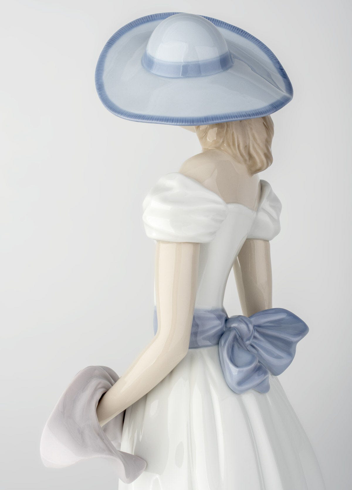  Lladró Fragrances and Colours Woman Figurine Sculpture by Lladró at  FormFluent