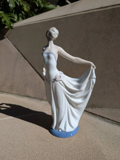 Lladró Ballet Dancer Woman Figurine Sculpture by  Lladró at   FormFluent Sydney, Australia
