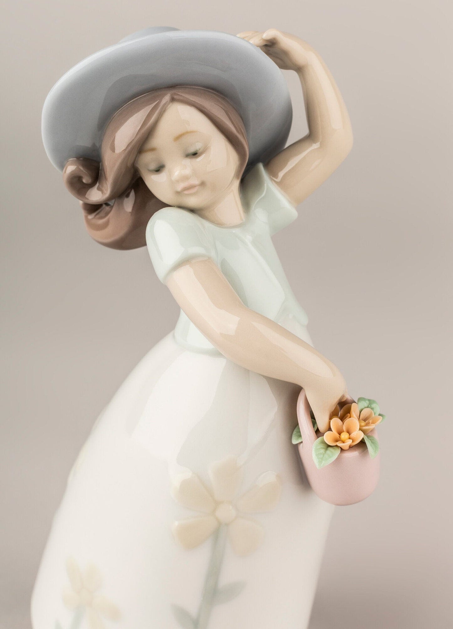 Buy Authentic Lladró Lladró Little Daisy Girl Figurine Sculpture - FormFluent Sydney Australia